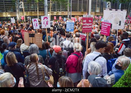 Londres, Royaume-Uni. 13th juin 2022. Des foules énormes se sont rassemblées devant le Home Office pour protester contre l'envoi de réfugiés au Rwanda. Banque D'Images