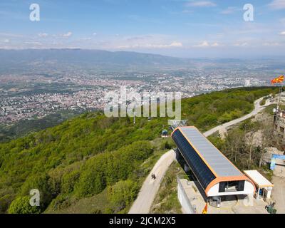 Skopje, Macédoine - 7 mai 2022 : le téléphérique pour monter Vodno de Skopje sur la Macédoine Banque D'Images