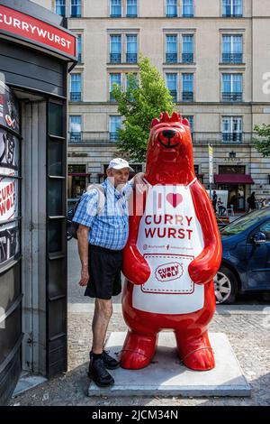 Senior, vieux amn se tenant à côté de Buddy Bear au kiosque Currywurst à Unter den linden, Mitte, Berlin. J'adore Curry Wurst Banque D'Images