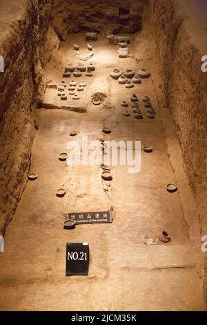 Objets en terre cuite, tels que des figures d'êtres humains, guerriers, matériel militaire, Et le bétail, y compris les chevaux et les animaux de ferme, exposés dans des fosses anciennes excavées sous terre dans la butte funéraire du mausolée Han Yang Ling (ou le mausolée Yang Ling de Han), le mausolée de l'empereur Jing, le sixième empereur de la dynastie occidentale Han et son impératrice, Wang. Xi'an. Chine. PRC. (125) Banque D'Images