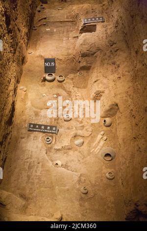 Objets en terre cuite, tels que des figures d'êtres humains, guerriers, matériel militaire, Et le bétail, y compris les chevaux et les animaux de ferme, exposés dans des fosses anciennes excavées sous terre dans la butte funéraire du mausolée Han Yang Ling (ou le mausolée Yang Ling de Han), le mausolée de l'empereur Jing, le sixième empereur de la dynastie occidentale Han et son impératrice, Wang. Xi'an. Chine. PRC. (125) Banque D'Images