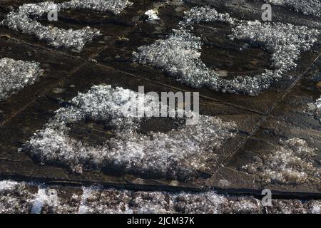 Les différences thermiques de chaleur dans les limites des dalles de terrasse deviennent évidentes lorsque la neige fraîche fond sur le périmètre, ou la concentration de produits chimiques Banque D'Images