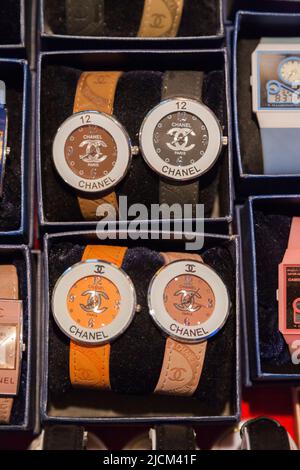 Marchandises contrefaites, montres faking fabrication par des fabricants coûteux de montres, pour la vente sur un marché à Xi'an en Chine. (125) Banque D'Images