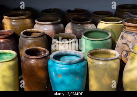 Beaucoup de cruches et vases en argile uniques et colorés faits à la main de formes diverses sur l'étagère dans le marché local Banque D'Images