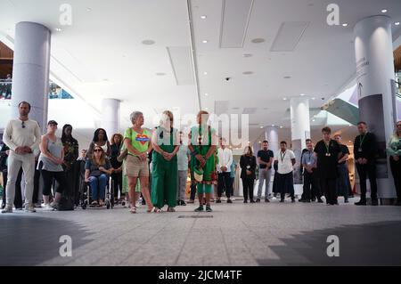 Les gens observent un silence de 72 secondes au mur commémoratif Grenfell dans le centre commercial de Westfield à Londres, en souvenir de ceux qui sont morts dans l'incendie de la tour Grenfell sur 14 juin 2018. Date de la photo: Mardi 14 juin 2022. Banque D'Images