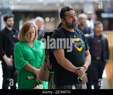 Les gens observent un silence de 72 secondes au mur commémoratif Grenfell dans le centre commercial de Westfield à Londres, en souvenir de ceux qui sont morts dans l'incendie de la tour Grenfell sur 14 juin 2018. Date de la photo: Mardi 14 juin 2022. Banque D'Images