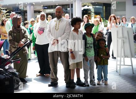 Les gens observent un silence de 72 secondes au mur commémoratif Grenfell dans le centre commercial de Westfield à Londres, en souvenir de ceux qui sont morts dans l'incendie de la tour Grenfell sur 14 juin 2018. Date de la photo: Mardi 14 juin 2022. Banque D'Images