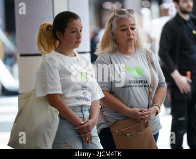 Les gens observent un silence de 72 secondes au mur commémoratif Grenfell dans le centre commercial de Westfield à Londres, en souvenir de ceux qui sont morts dans l'incendie de la tour Grenfell sur 14 juin 2018. Date de la photo: Mardi 14 juin 2022. Banque D'Images