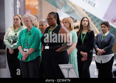 Les gens observent un silence de 72 secondes au mur commémoratif Grenfell dans le centre commercial de Westfield à Londres, en souvenir de ceux qui sont morts dans l'incendie de la tour Grenfell sur 14 juin 2018. Date de la photo: Mardi 14 juin 2022. Banque D'Images