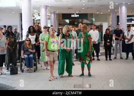 Les gens observent un silence de 72 secondes au mur commémoratif Grenfell dans le centre commercial de Westfield à Londres, en souvenir de ceux qui sont morts dans l'incendie de la tour Grenfell sur 14 juin 2018. Date de la photo: Mardi 14 juin 2022. Banque D'Images
