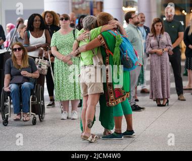Les gens observent un silence de 72 secondes au mur commémoratif Grenfell dans le centre commercial de Westfield à Londres, en souvenir de ceux qui sont morts dans l'incendie de la tour Grenfell sur 14 juin 2018. Date de la photo: Mardi 14 juin 2022. Banque D'Images