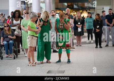 Les gens observent un silence de 72 secondes au mur commémoratif Grenfell dans le centre commercial de Westfield à Londres, en souvenir de ceux qui sont morts dans l'incendie de la tour Grenfell sur 14 juin 2018. Date de la photo: Mardi 14 juin 2022. Banque D'Images