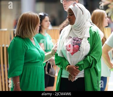 Les gens observent un silence de 72 secondes au mur commémoratif Grenfell dans le centre commercial de Westfield à Londres, en souvenir de ceux qui sont morts dans l'incendie de la tour Grenfell sur 14 juin 2018. Date de la photo: Mardi 14 juin 2022. Banque D'Images