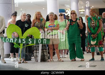 Les gens observent un silence de 72 secondes au mur commémoratif Grenfell dans le centre commercial de Westfield à Londres, en souvenir de ceux qui sont morts dans l'incendie de la tour Grenfell sur 14 juin 2018. Date de la photo: Mardi 14 juin 2022. Banque D'Images