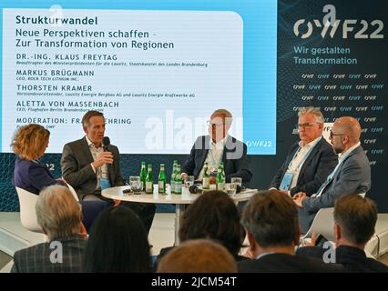 14 juin 2022, Brandenburg, Bad Saarow: À la fin du Forum économique est-allemand (OWF), une table ronde est suivie par (l-r) Aletta von Massenbach, présidente du Directoire de Flughafen Berlin Brandenburg GmbH, Thorsten Kramer, PDG de Lauritz Energie Bergbau AG, Frank Nehring, Président de l'OWF, Klaus Freytag, représentant du président du ministre de Brandebourg pour Lusatia, et Markus Brügmann, PDG de Rock Tech Lithium Inc. L'OWF est l'événement phare annuel de l'initiative. De 12 juin - 14, 2022, les gens de l'Allemagne et de l'étranger se rencontreront pour la 7th fois. Energ Banque D'Images