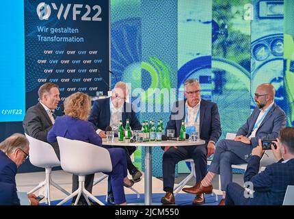 14 juin 2022, Brandebourg, Bad Saarow: À la fin du dernier Forum économique est-allemand (OWF), les participants à une table ronde incluent (l-r) Thorsten Kramer, PDG de Lauritz Energie Bergbau AG, Aletta von Massenbach, présidente du Directoire de Flughafen Berlin Brandenburg GmbH, Frank Nehring, Président de l'OWF, Klaus Freytag, représentant du président du ministre de Brandebourg pour Lusatia, et Markus Brügmann, PDG de Rock Tech Lithium Inc. L'OWF est l'événement phare annuel de l'initiative. De 12 juin - 14, 2022, les gens de l'Allemagne et de l'étranger se rencontreront pour la 7th fois Banque D'Images