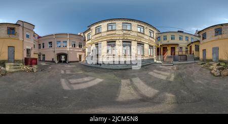 Vue panoramique à 360° de panorama hdri sphérique sans couture 360 degrés angle près des vieilles maisons dans une cour étroite ou arrière-cour de la ville par rue en projection équirectangulaire