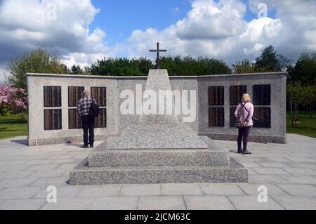 Deux personnes au Granite Replica of Camp Bastion Memorial Wall, en Afghanistan, à l'Arboretum national du Mémorial, Staffordshire, Angleterre, Royaume-Uni. Banque D'Images