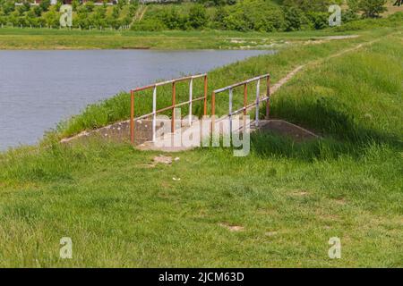 Sentier de Waalking du pont piétonnier au barrage du lac Banque D'Images