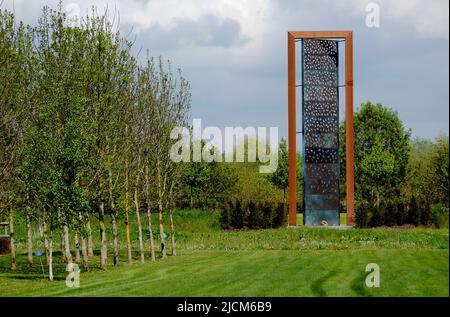 UK police Memorial, une structure en laiton de 12 mètres de haut rend hommage aux officiers tombés à l'Arboretum National Memorial, Staffordshire, Angleterre, Royaume-Uni. Banque D'Images