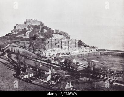 Saint Martin, Jersey, Channel Isalnds, English Channel. Château de Gorey et du Mont Orgueil vu ici au 19th siècle. De la côte, un album de photos de photos du chef des lieux d'intérêt de la mer en Grande-Bretagne et en Irlande publié Londres, 1895, par George Newnes Limited. Banque D'Images