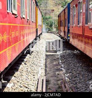 Toy train se déplaçant sur les pentes de montagne, belle vue, un côté montagne, un côté vallée se déplaçant sur le chemin de fer à la colline, parmi la forêt naturelle verte. Jouet Banque D'Images