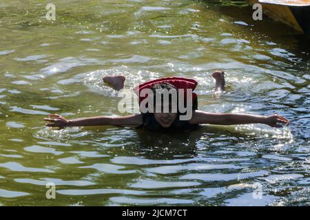 14 juin 2022, Srinagar, Jammu-et-Cachemire, Inde: Un garçon nage sur la rive du lac Dal pendant qu'il obtient le soulagement de la chaleur lors d'une chaude journée d'été à Srinagar. L’Inde et le Pakistan connaissent une vague de chaleur record, avec des températures supérieures à 45„ƒ, et brisent un record de 122 ans. La canicule actuelle touche plus de 1,5 milliards de personnes et, au cours des 50 prochaines années, la population du sous-continent indien devrait augmenter de 30% (image de crédit : © Adil Abbas/ZUMA Press Wire) Banque D'Images