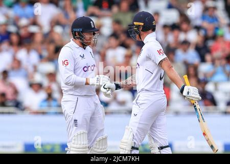 Jonny Bairstow, d'Angleterre, frappe Ben Stokes, du poing de l'Angleterre, alors qu'il atteint un four à Nottingham, au Royaume-Uni, le 6/14/2022. (Photo de Mark Cosgrove/News Images/Sipa USA) Banque D'Images