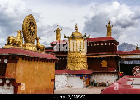 Bannière de la victoire et roue du Dharma sur le toit du temple de Jokhang à Lhassa, Tibet : le monastère le plus sacré et le plus important du bouddhisme tibétain. Banque D'Images