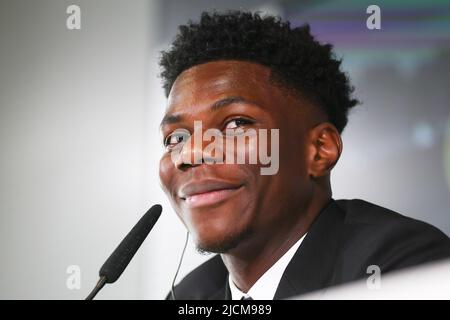 Real Madrid, Espagne, 14 juin 2022, Aurélien Tchouameni lors de sa première conférence de presse en tant que nouveau joueur du Real Madrid sur 14 juin 2022 à Ciudad Deportiva Real Madrid à Valdebebas près de Madrid Espagne - photo: Oscar J Barroso/DPPI/LiveMedia Banque D'Images
