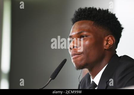 Real Madrid, Espagne, 14 juin 2022, Aurélien Tchouameni lors de sa première conférence de presse en tant que nouveau joueur du Real Madrid sur 14 juin 2022 à Ciudad Deportiva Real Madrid à Valdebebas près de Madrid Espagne - photo: Oscar J Barroso/DPPI/LiveMedia Banque D'Images