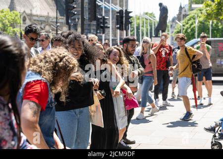 Londres, Royaume-Uni. , . Une danse flash impromptu en tant que busseur joue sa guitare sur Parliament Street, Londres, Royaume-Uni, crédit: Ian Davidson/Alay Live News Banque D'Images