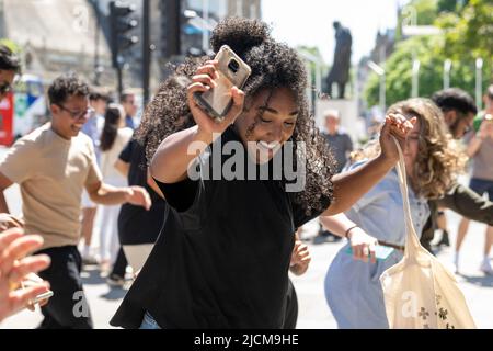 Londres, Royaume-Uni. , . Une danse flash impromptu en tant que busseur joue sa guitare sur Parliament Street, Londres, Royaume-Uni, crédit: Ian Davidson/Alay Live News Banque D'Images