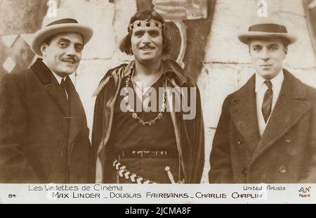 Portrait de Douglas Fairbanks sur le set de Robin des Bois (1922), avec Charlie Chaplin en Max Linder. - L'ère silencieuse d'Hollywood Banque D'Images