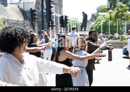 Londres, Royaume-Uni. , . Une danse flash impromptu en tant que busseur joue sa guitare sur Parliament Street, Londres, Royaume-Uni, crédit: Ian Davidson/Alay Live News Banque D'Images