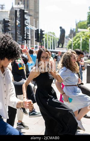 Londres, Royaume-Uni. , . Une danse flash impromptu en tant que busseur joue sa guitare sur Parliament Street, Londres, Royaume-Uni, crédit: Ian Davidson/Alay Live News Banque D'Images