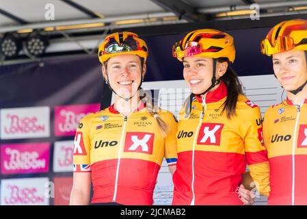 Hannah Barnes, Amalie Lutro, Rebecca Koerner, cyclistes de l'équipe Uno X Pro Cycling Team à la course cycliste féminine RideLondon Classique 2022 ELITE Maldon Banque D'Images