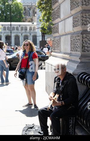 Londres, Royaume-Uni. , . Une danse flash impromptu en tant que busseur joue sa guitare sur Parliament Street, Londres, Royaume-Uni, crédit: Ian Davidson/Alay Live News Banque D'Images