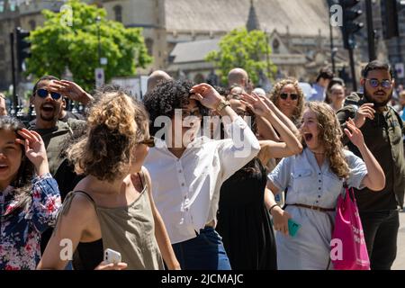 Londres, Royaume-Uni. , . Une danse flash impromptu en tant que busseur joue sa guitare sur Parliament Street, Londres, Royaume-Uni, crédit: Ian Davidson/Alay Live News Banque D'Images