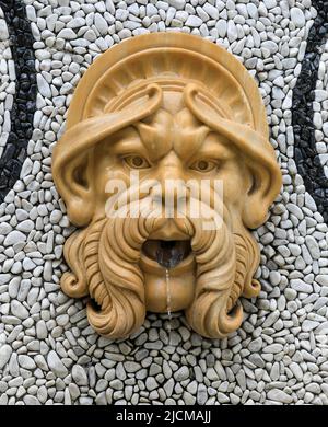 Eau sortant de l'embouchure d'un gargouille bec d'eau pour le visage barbu Banque D'Images