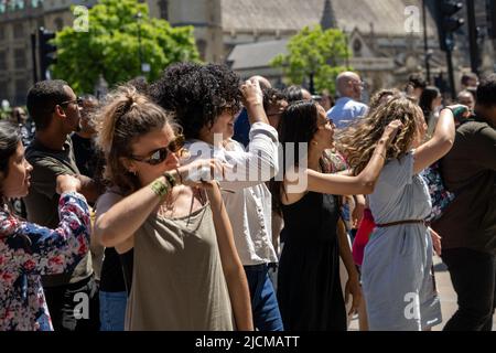 Londres, Royaume-Uni. , . Une danse flash impromptu en tant que busseur joue sa guitare sur Parliament Street, Londres, Royaume-Uni, crédit: Ian Davidson/Alay Live News Banque D'Images