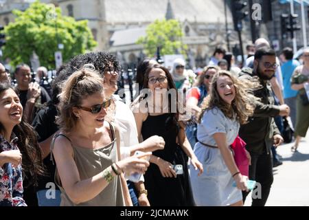 Londres, Royaume-Uni. , . Une danse flash impromptu en tant que busseur joue sa guitare sur Parliament Street, Londres, Royaume-Uni, crédit: Ian Davidson/Alay Live News Banque D'Images