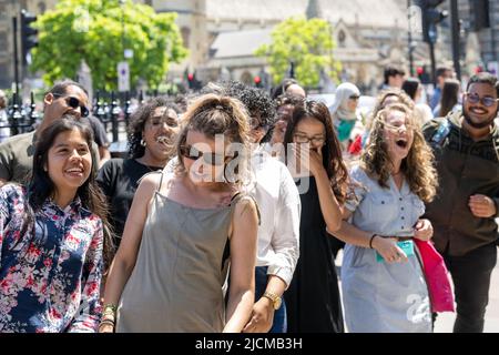 Londres, Royaume-Uni. , . Une danse flash impromptu en tant que busseur joue sa guitare sur Parliament Street, Londres, Royaume-Uni, crédit: Ian Davidson/Alay Live News Banque D'Images