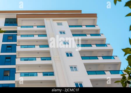 Façade moderne d'un immeuble résidentiel dans le sud de la Turquie. Banque D'Images