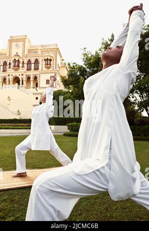 Une leçon de yoga privée devant le Palais de Maharajah, Ananda dans l'Himalaya, le domaine du Palais. Banque D'Images