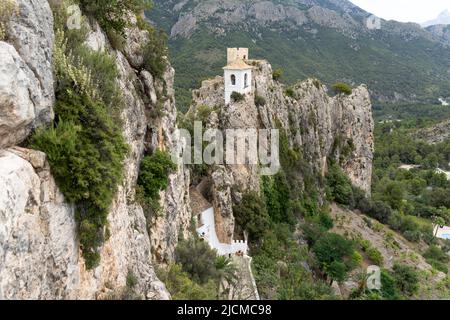 Vue sur les falaises et l'entrée de la ville de Guadalest et ancien clocher au sommet du rocher dans la province d'Alicante, Espagne. Concept du tourisme Banque D'Images