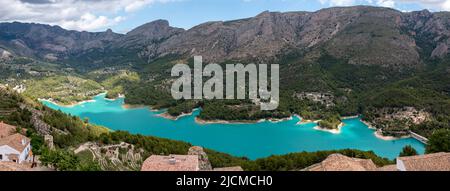 Vue panoramique du réservoir Guadalest au pied de la ville de Guadalest avec la Sierra de Serrella en arrière-plan dans la province d'Alican Banque D'Images