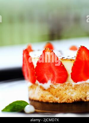 Crème brûlée aux fraises, restaurant Béduur, jardins suspendus d'Ubud, Bali, Indonésie. Banque D'Images