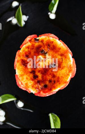 Crème brûlée aux fraises, restaurant Béduur, jardins suspendus d'Ubud, Bali, Indonésie. Banque D'Images