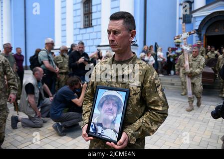 KIEV, UKRAINE - 14 JUIN 2022 - Un soldat porte la photo du militaire ukrainien Volodymyr Prymachenko, chef du département de Kiev de la Banque D'Images